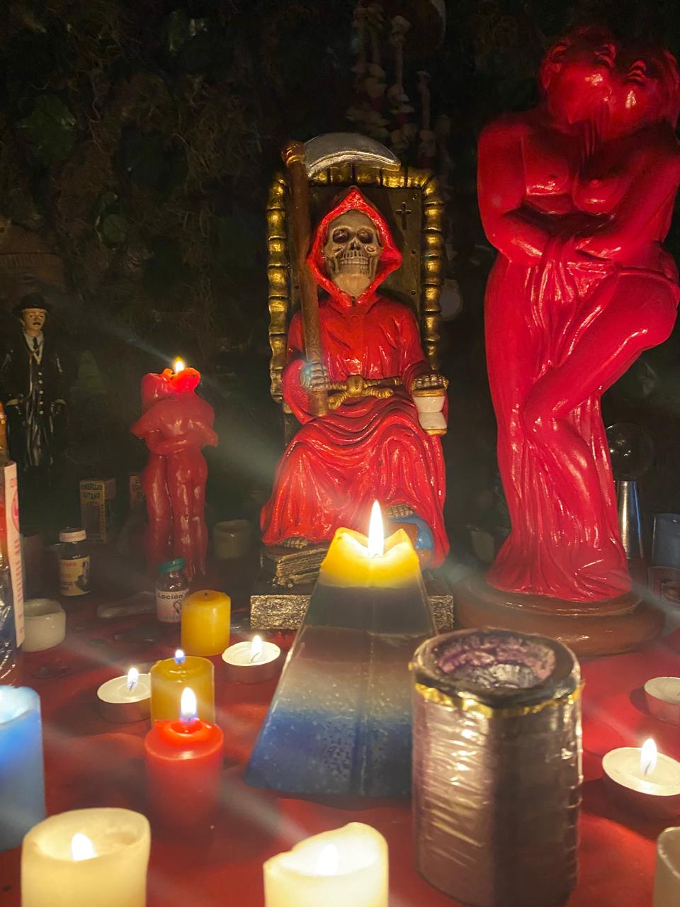 Altar espiritual ceremonial con velas